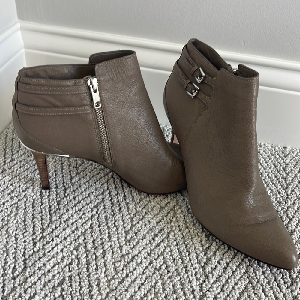 Coach Daphne’s tan boot size 9